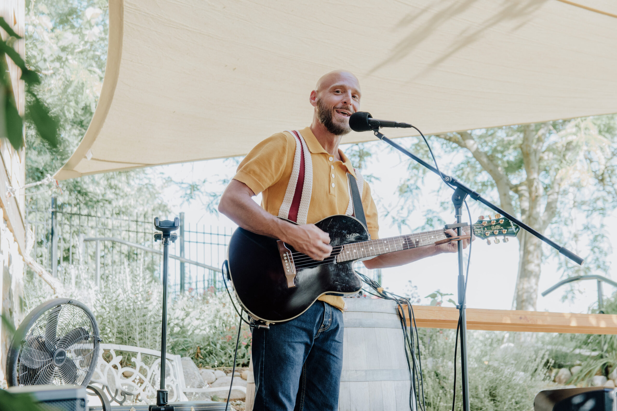 Live music by Lee Anthony for Mother's Day at River Stone